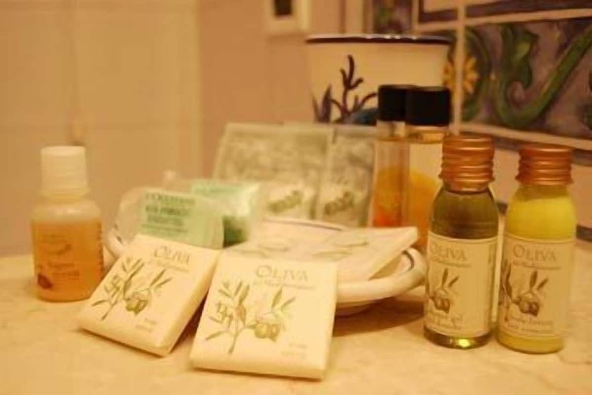 combined shower/bathtub, jetted bath, rainfall showerhead, hair dryer