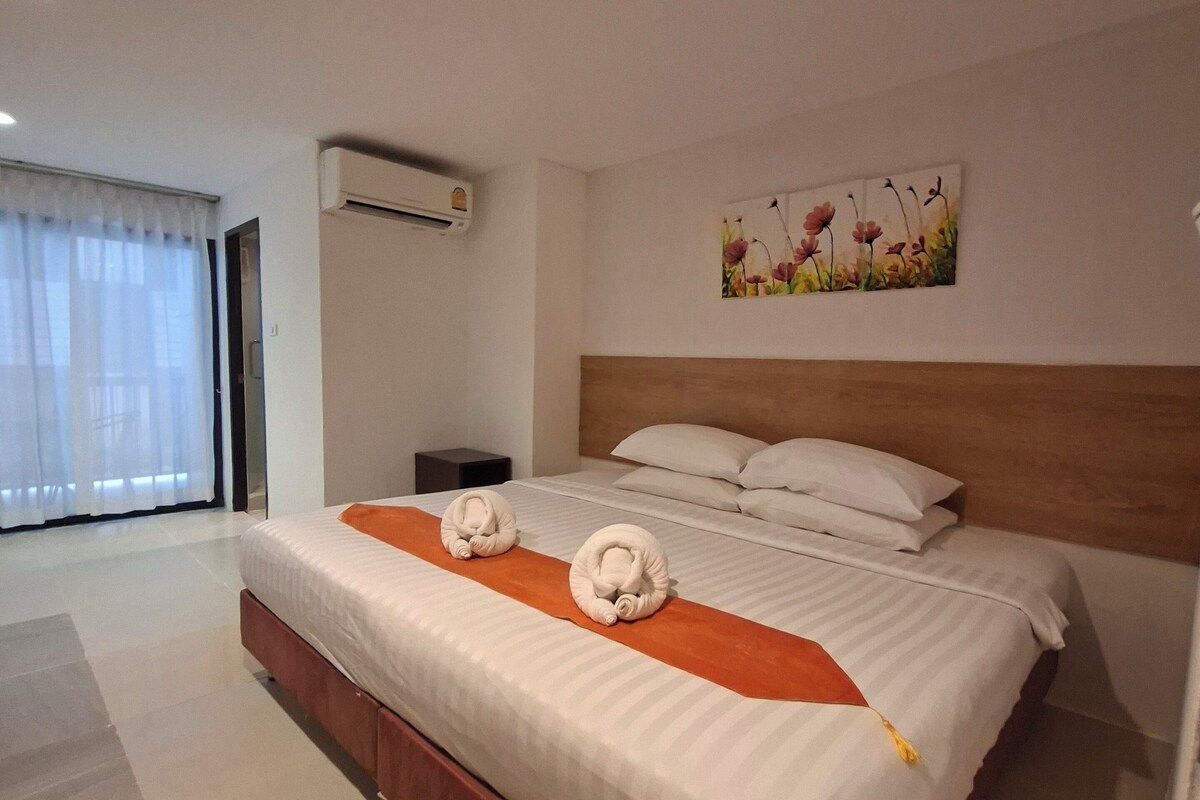 Standard Room (No View) | Minibar, in-room safe, desk, iron/ironing board (on request)