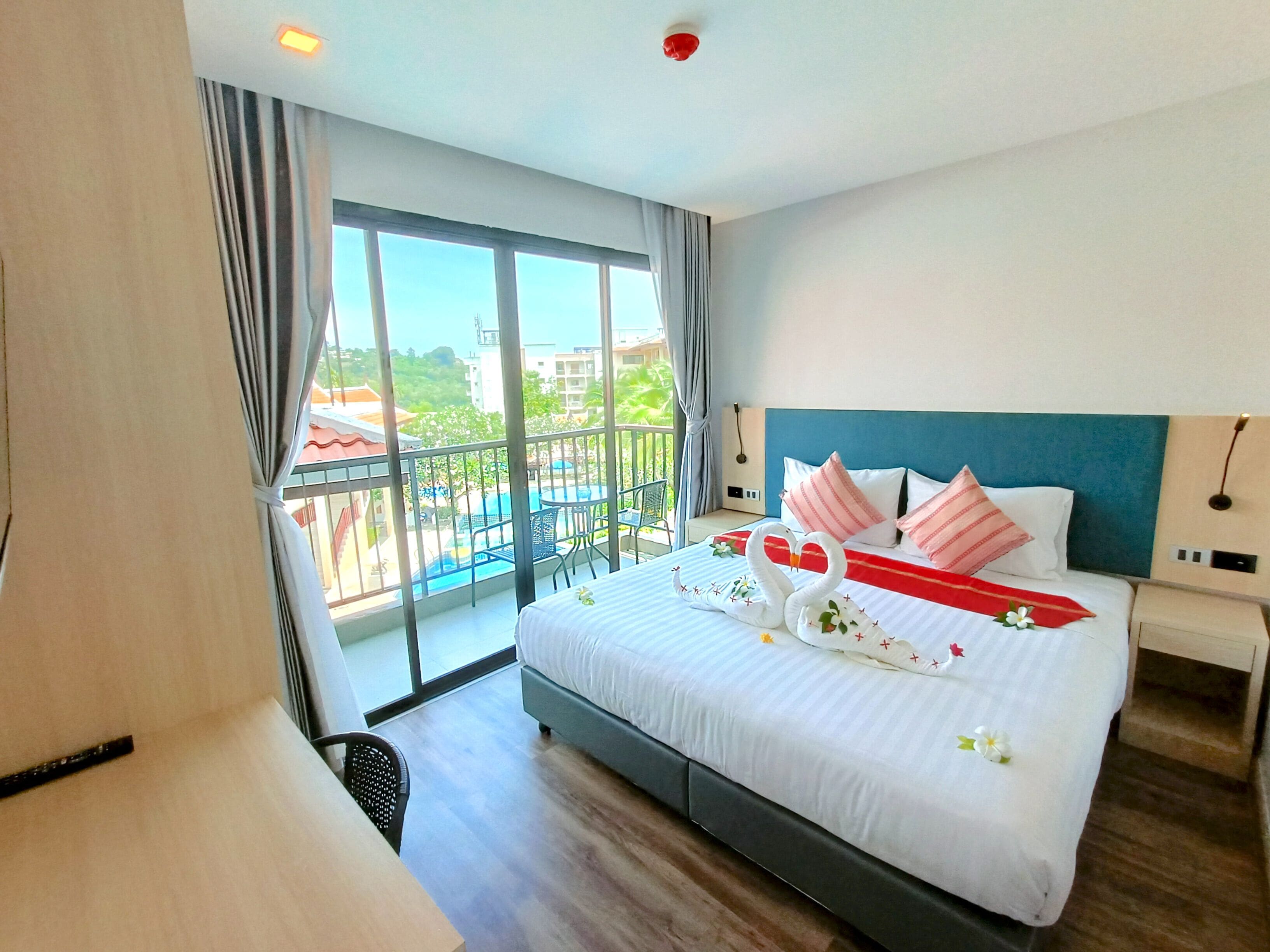 2 Bedrooms Cozy Suite | Minibar, una cassaforte in camera, una scrivania, ferro/asse da stiro