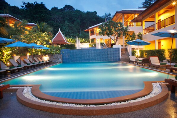 3 outdoor pools, pool umbrellas, sun loungers
