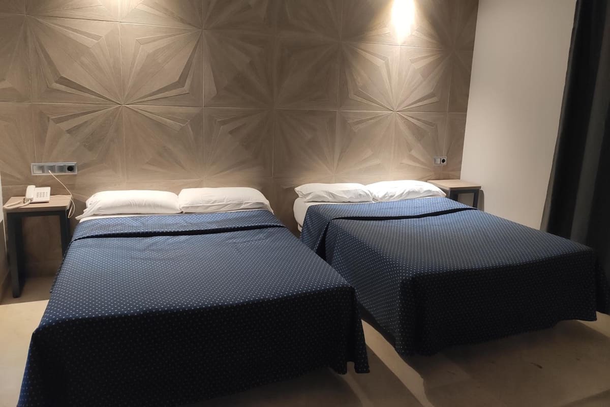 Superior Double Room | Peralatan tempat tidur premium, busa memori, dihias secara berasingan