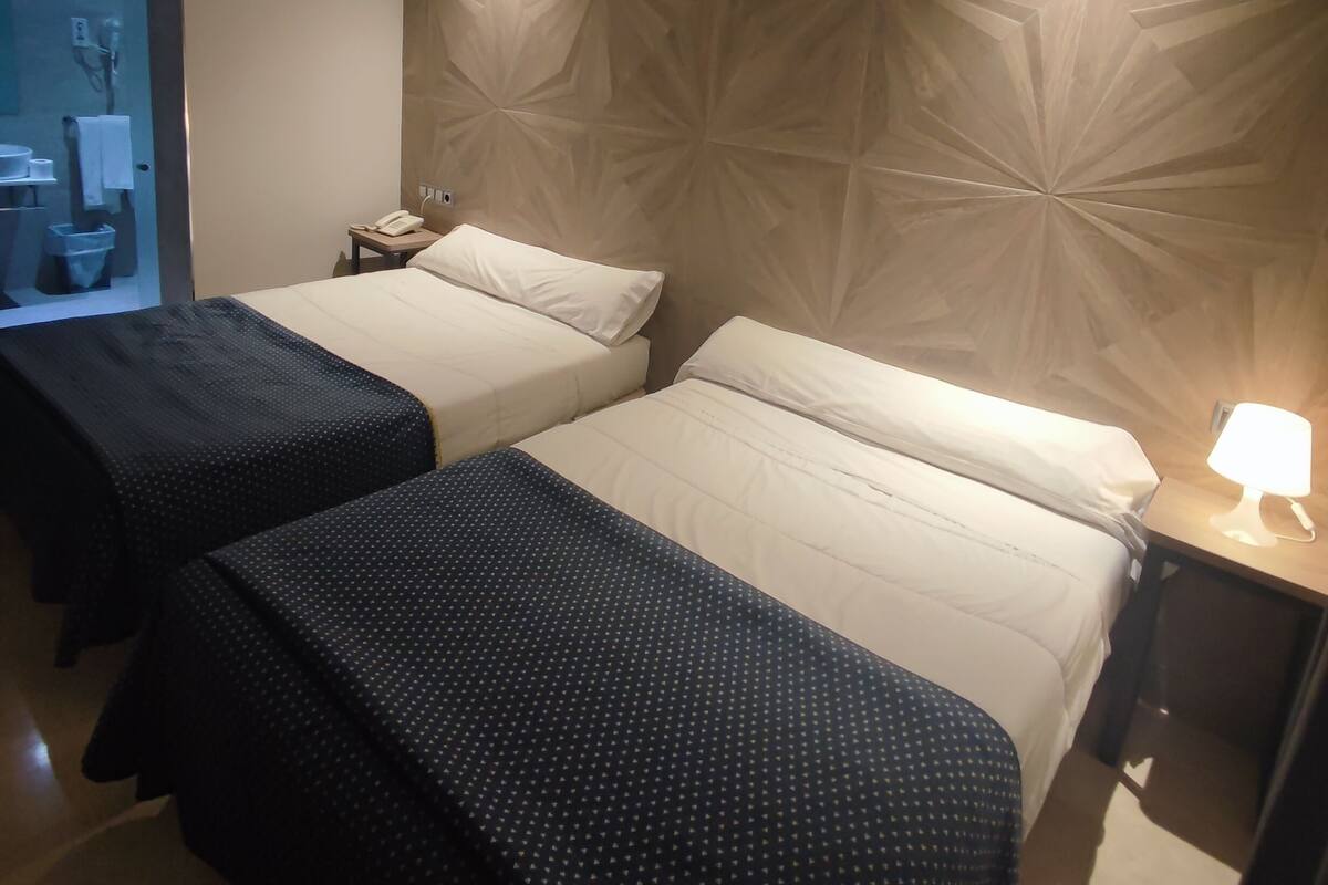 Ropa de cama de alta calidad, colchones viscoelásticos, escritorio