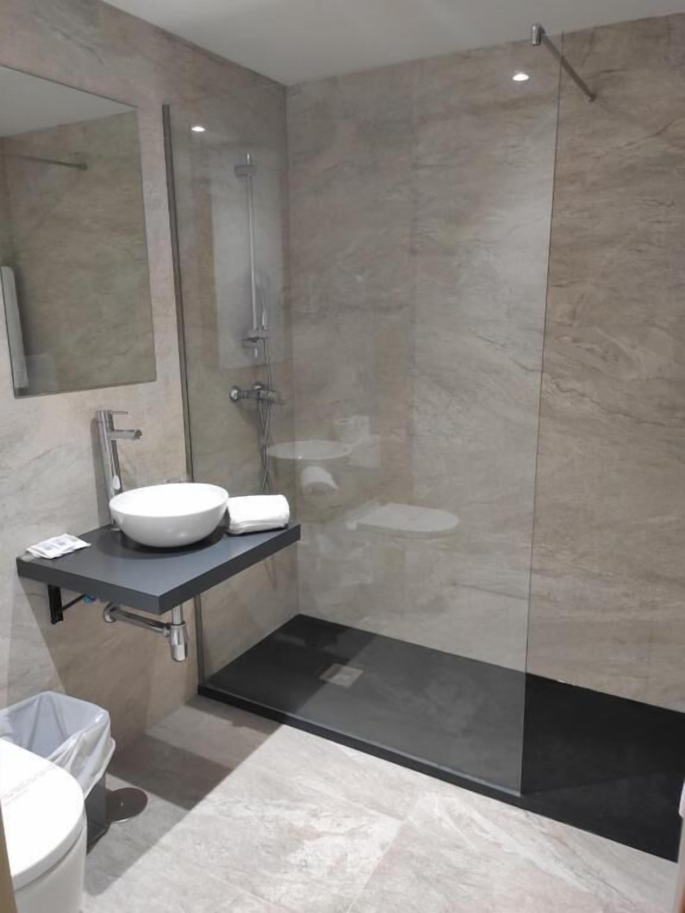 Douche, articles de toilette gratuits, sèche-cheveux, bidet