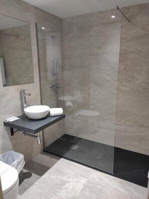 Shower, free toiletries, hair dryer, bidet - Hotel Ciudad de Navalcarnero (Navalcarnero)