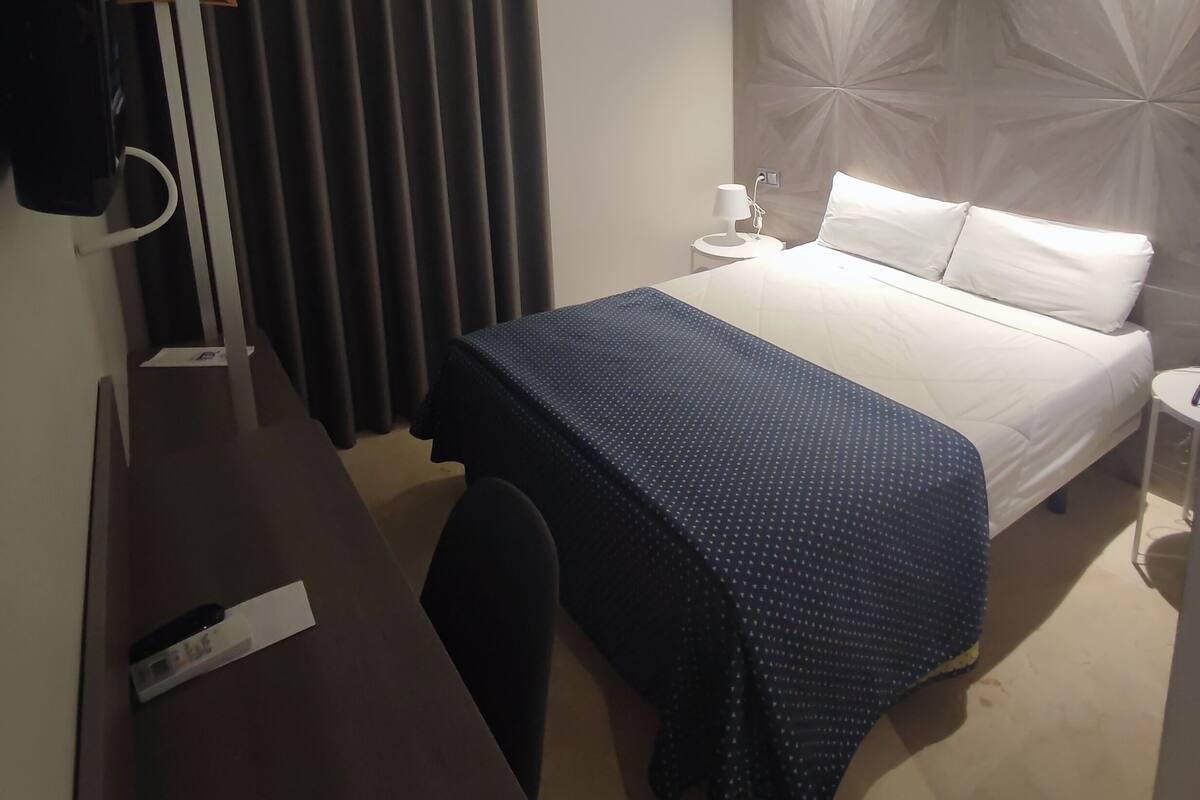 Ropa de cama de alta calidad, colchones viscoelásticos, escritorio
