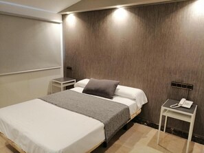 Habitación individual superior | Ropa de cama de alta calidad y colchones viscoelásticos