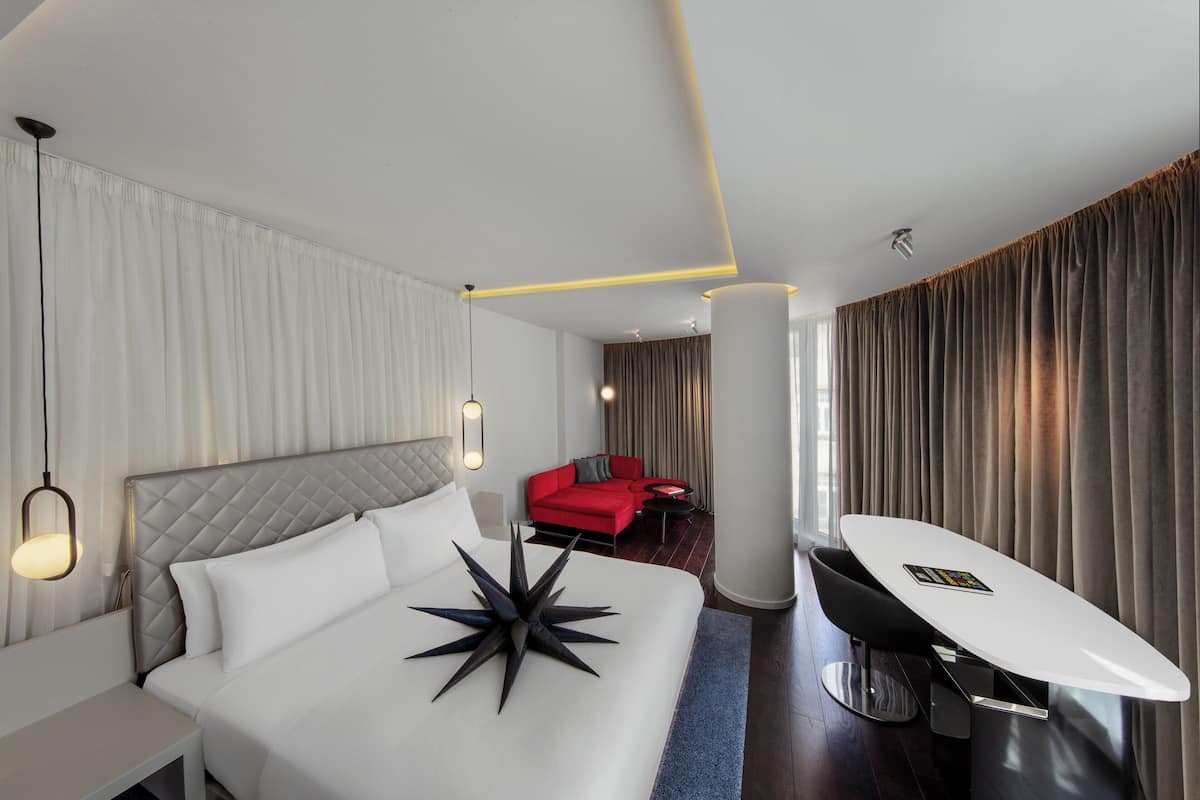 Studio Suite, 1 King Bed, Non Smoking, Corner | 1 bedroom, Egyptian cotton sheets, pillowtop beds, minibar