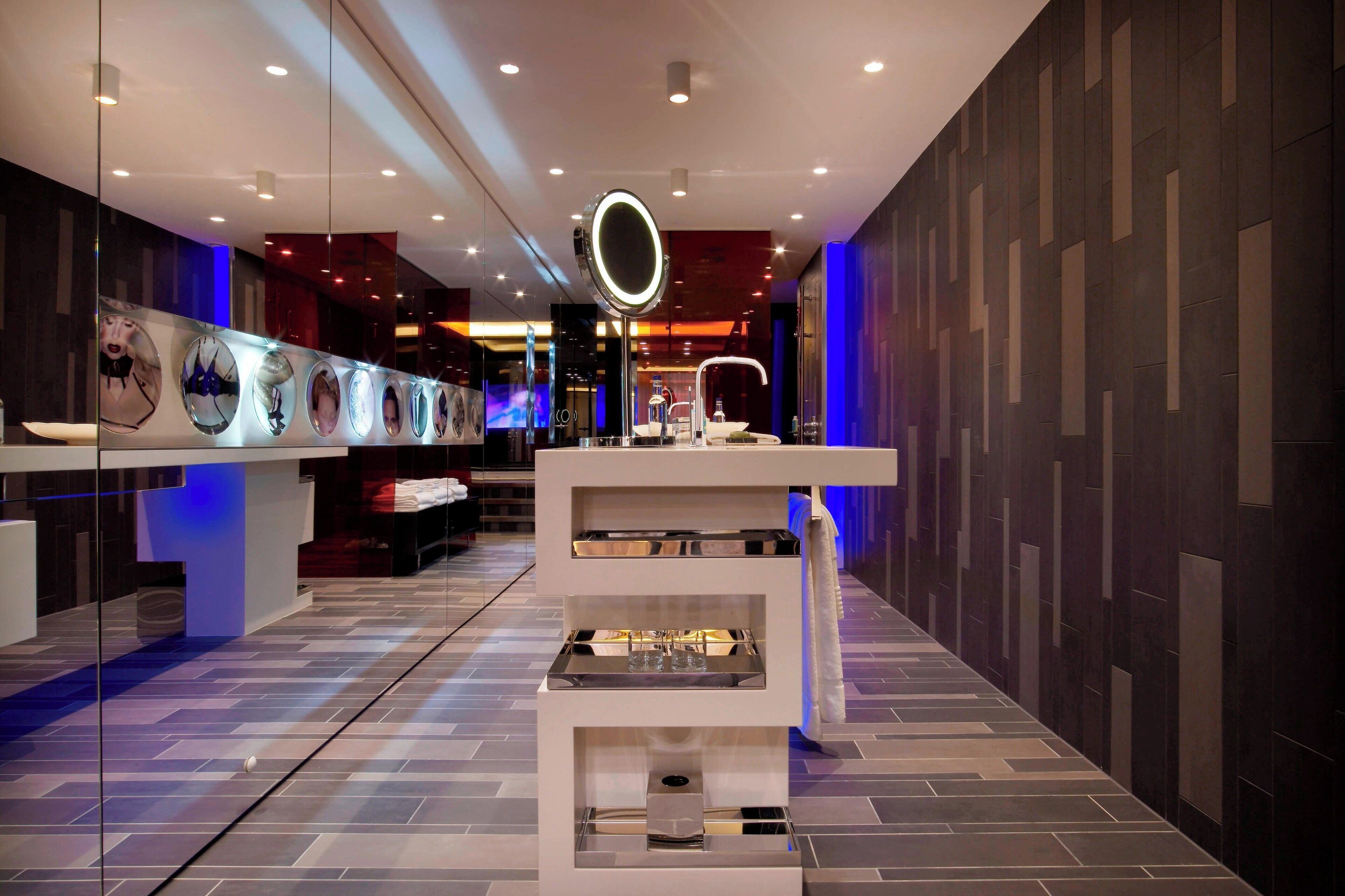 suite, 1 king bed, non smoking, corner | bathroom | free toiletries, hair dryer, bathrobes, slippers