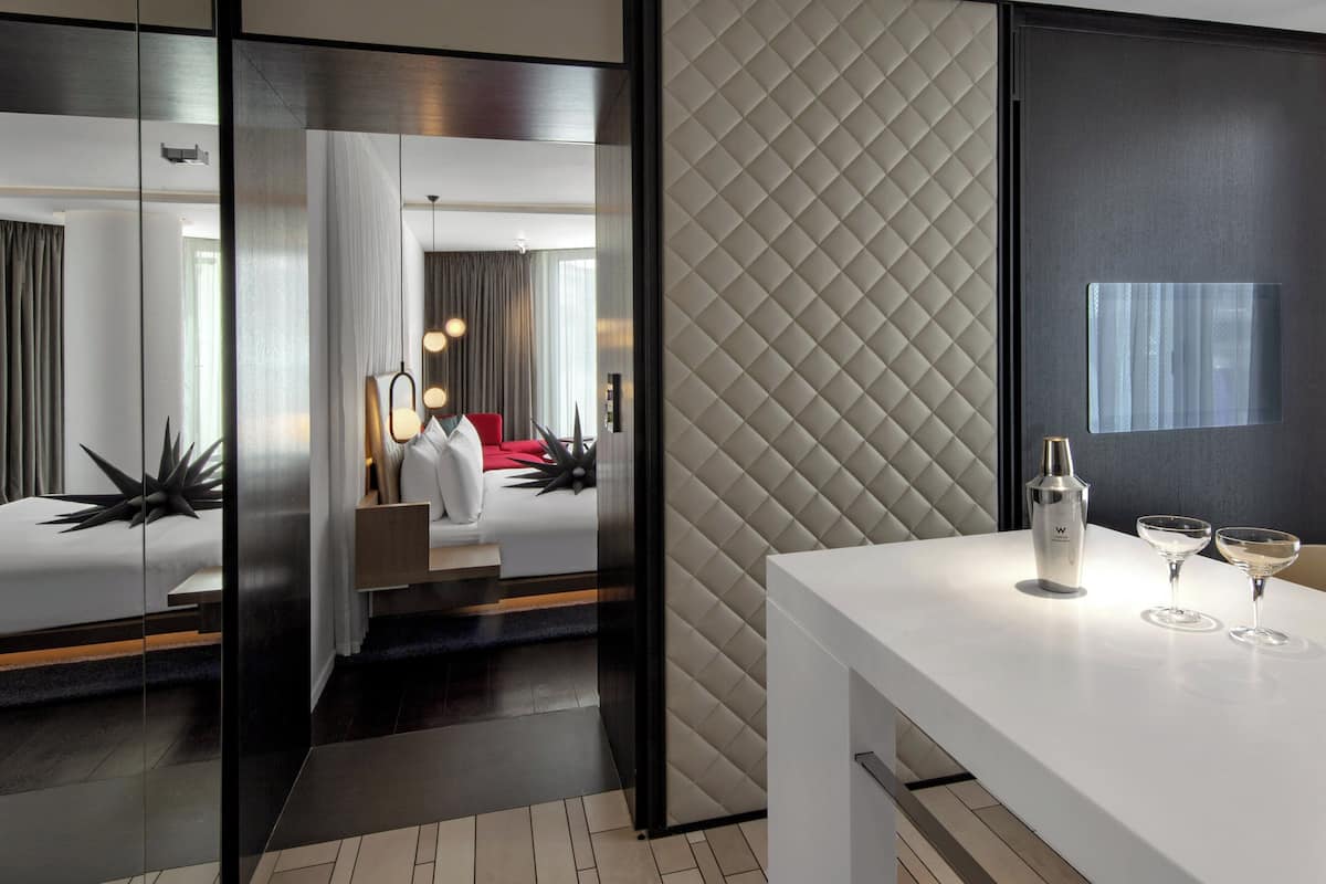 Suite, 1 King Bed, Non Smoking, Corner | 1 bedroom, Egyptian cotton sheets, pillowtop beds, minibar