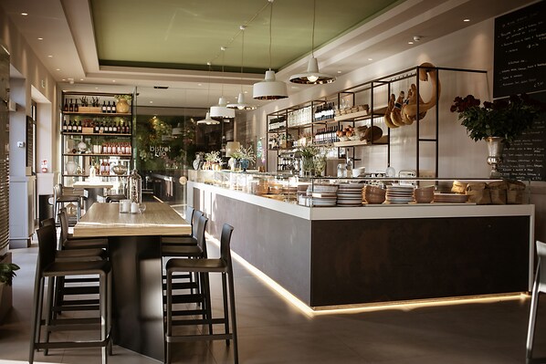 Breakfast, lunch, dinner served; Regional cuisine - Hotel Aloisi (Lecce)