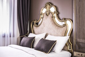 Chambre Standard double ou avec lits jumeaux | Salle de séjour | Téléviseur ACL de 17 po avec télévision par satellite, téléviseur