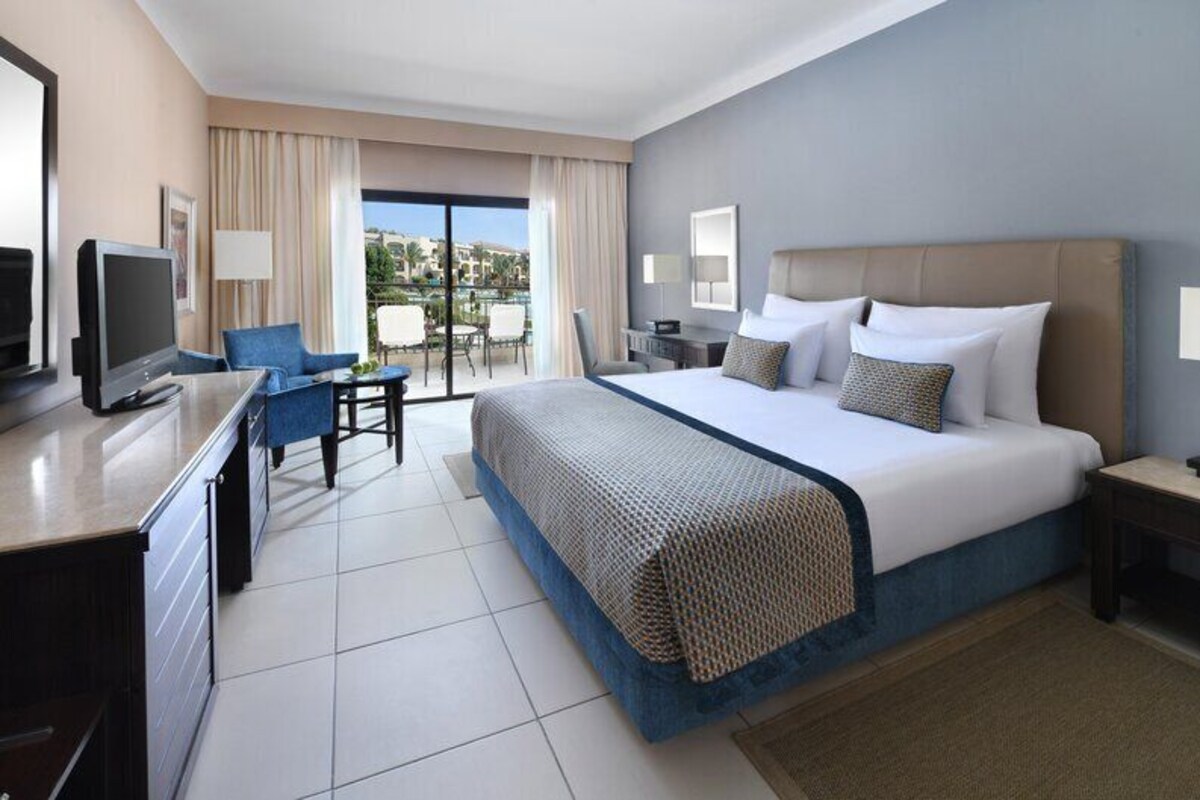Minibar, in-room safe, blackout drapes, rollaway beds (free)