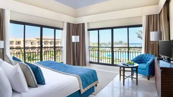 Executive Suite | Minibar, in-room safe, blackout drapes, free rollaway beds