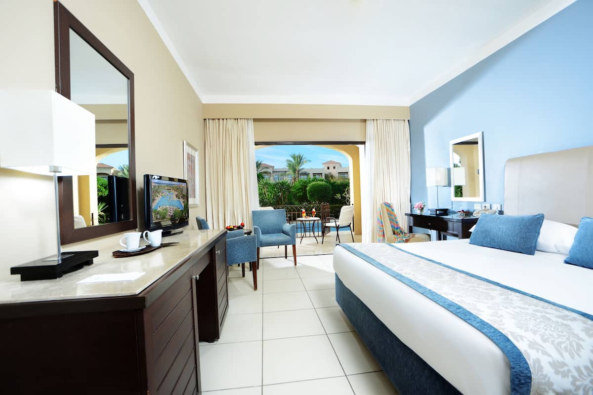 Family Double Room (Deluxe Swim Up) | Minibar, in-room safe, blackout drapes, free cribs/infant beds