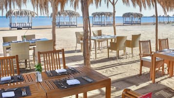 9 restaurants; breakfast, lunch, and dinner served
