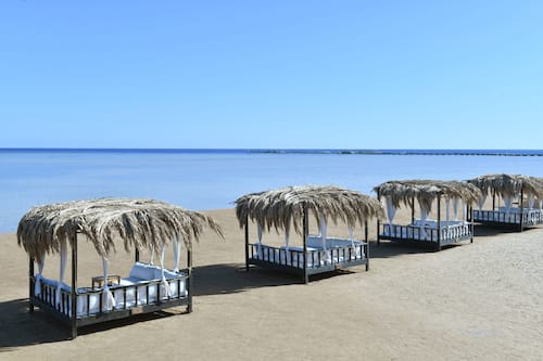 Platja privada, gandules de platja i para-sols per a la platja