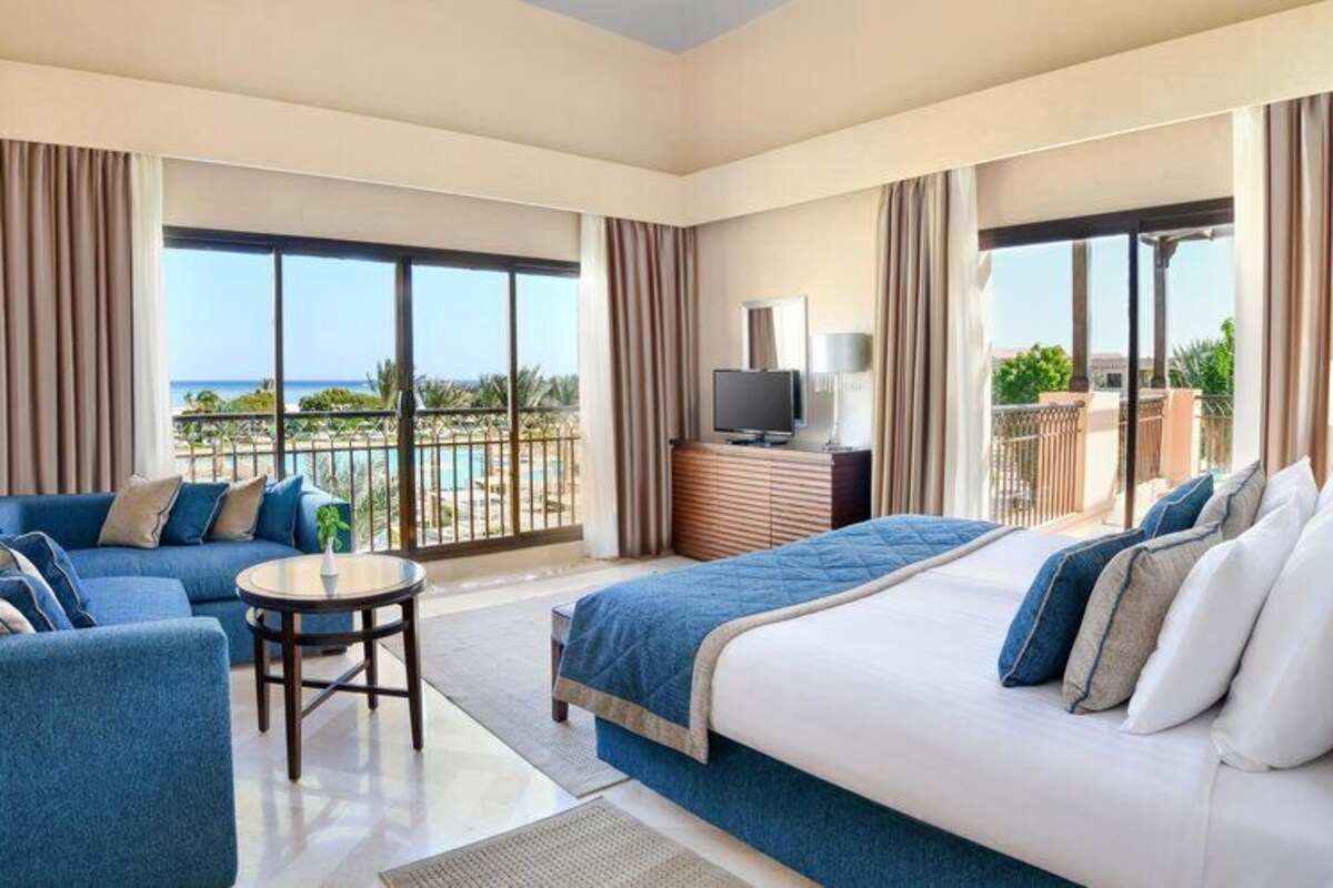 Executive Suite | Minibar, in-room safe, blackout drapes, rollaway beds (free)