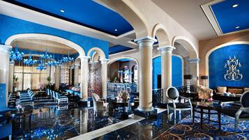 2 bares o lounges, 2 bares junto a la alberca, bar en la playa