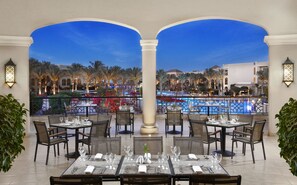 9 restaurants; breakfast, lunch and dinner served 