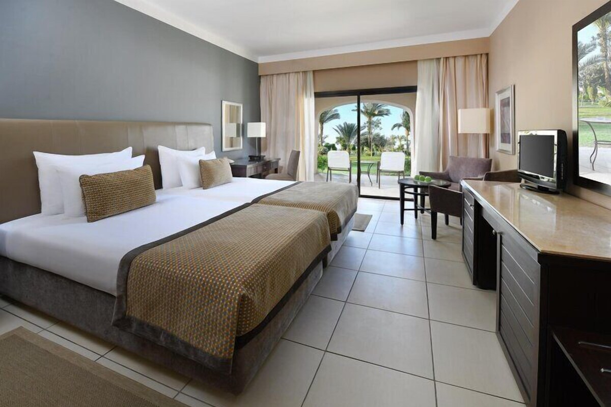 Superior Twin Room, Garden View | Minibar, in-room safe, blackout drapes, rollaway beds (free)