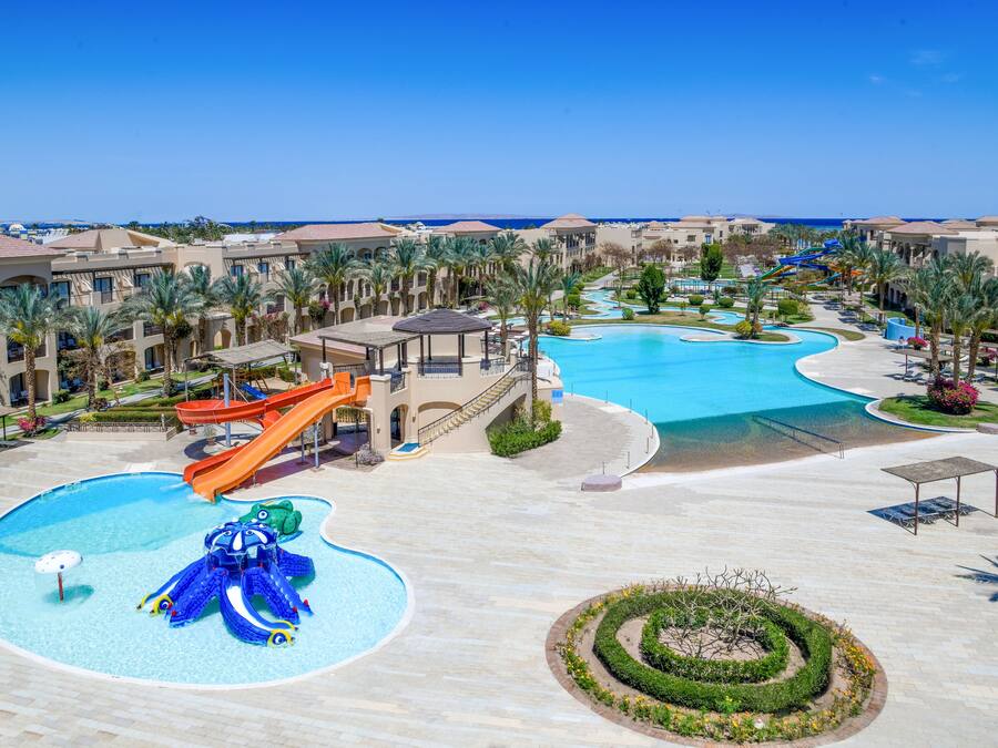 Un complexe hôtelier doté de plusieurs piscines, d’un toboggan aquatique et d’une plage.