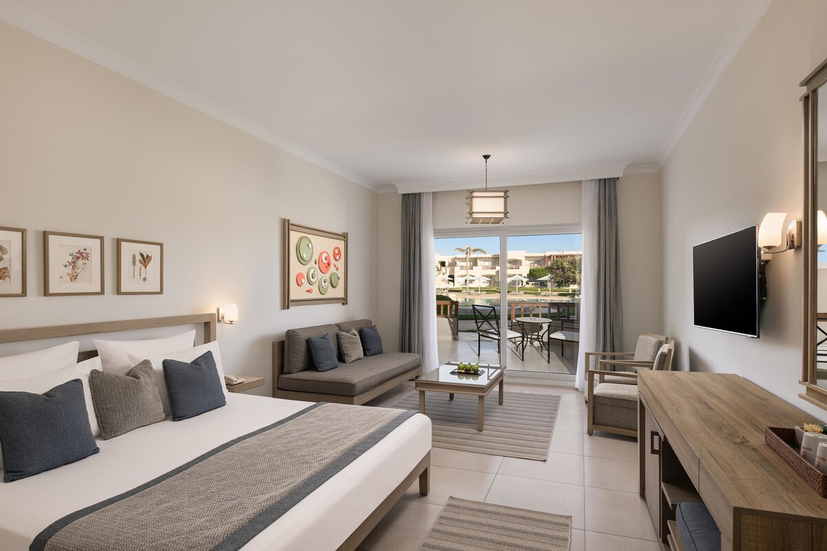 Superior Twin Room, Sea View | Minibar, in-room safe, blackout drapes, rollaway beds (free)