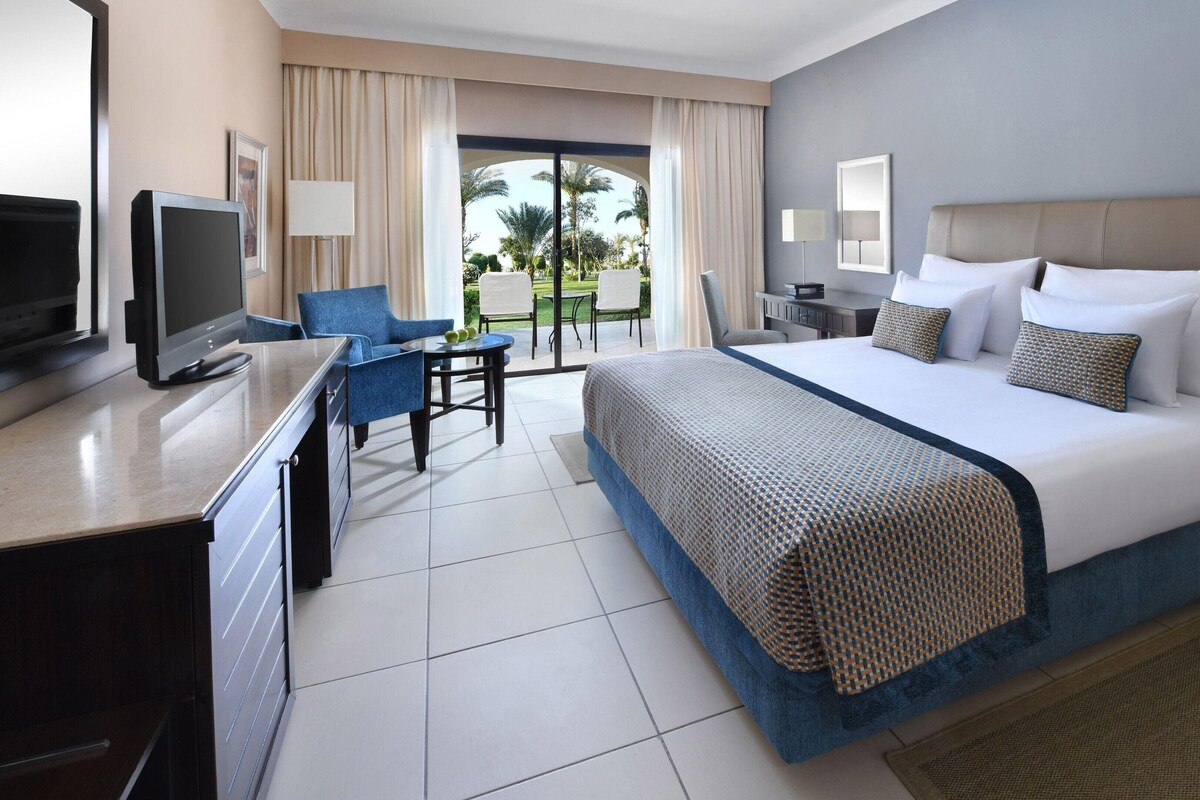 Family Double Room, Garden View (Deluxe with Kids Bed) | Minibar, in-room safe, blackout drapes, rollaway beds (free)