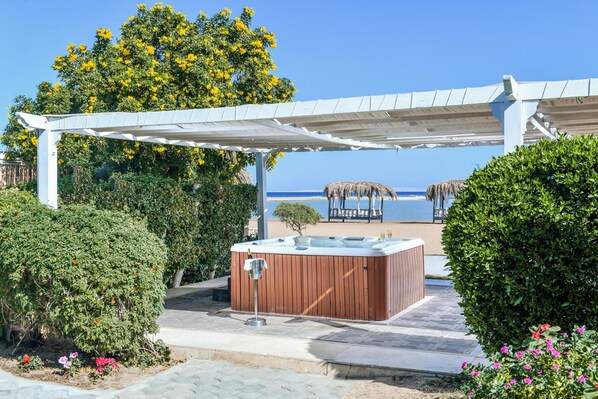 A hot tub, a pergola, and a view of the sea. - JAZ Aquamarine - All inclusive (Hurghada)