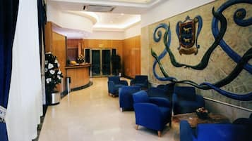 Área de estar no saguão