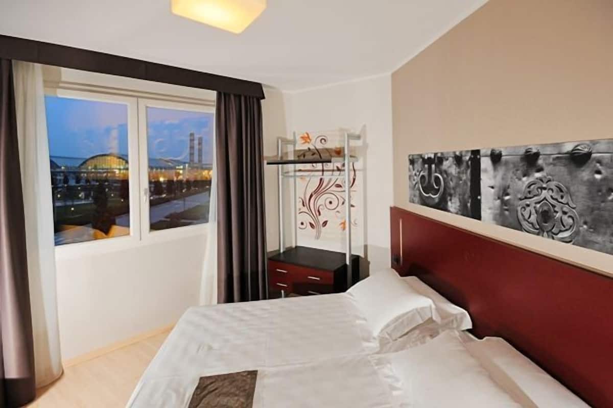 Minibar, desk, laptop workspace, cribs/infant beds