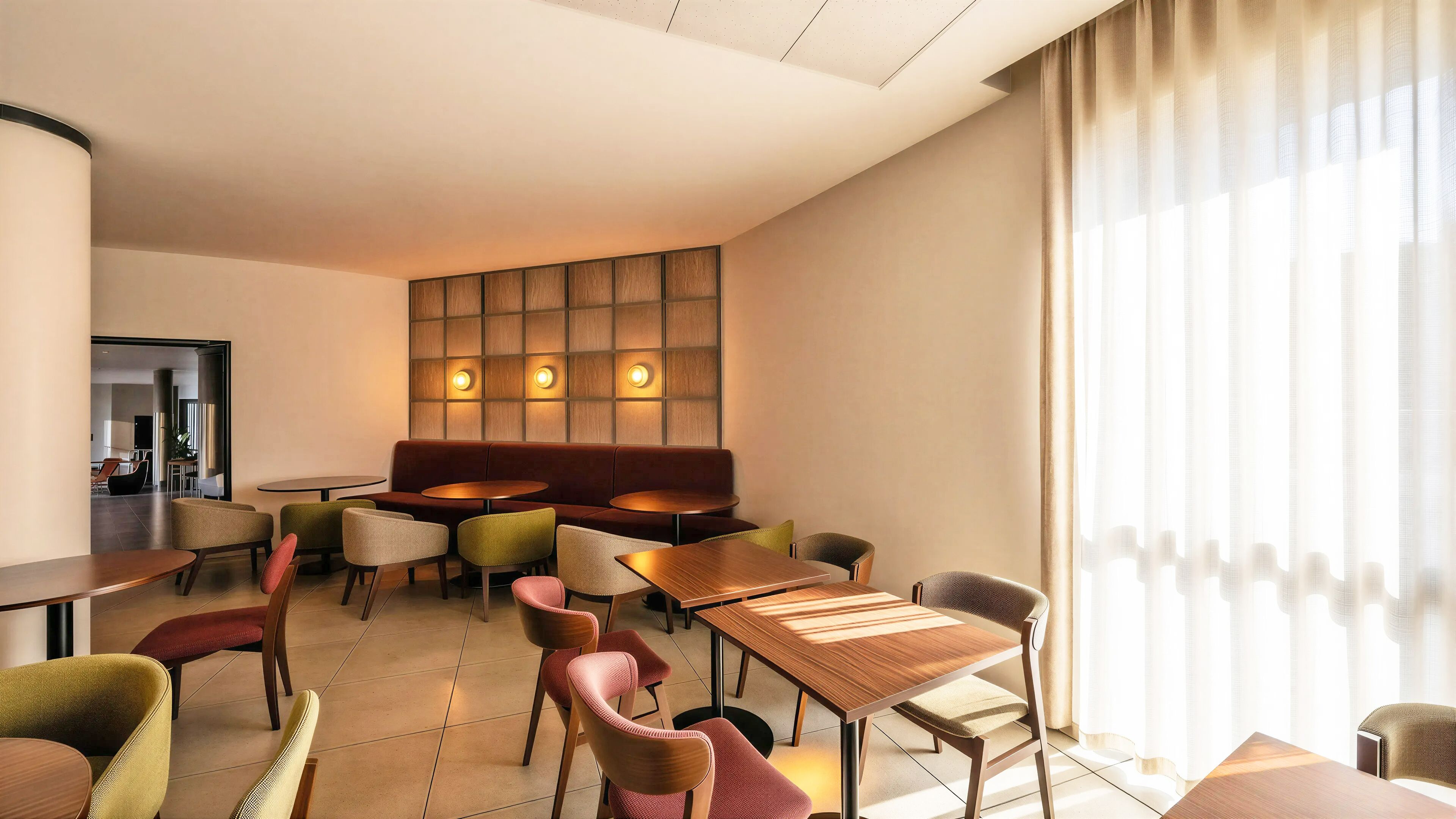 Un comedor moderno con una pared de madera, varias mesas y sillas.