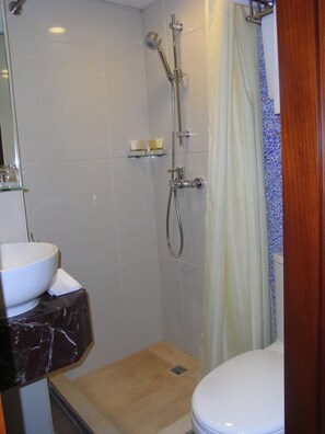 Shower, hydromassage showerhead, towels - Oriental Lander (Kowloon)