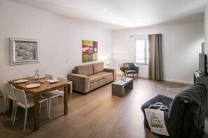 1 bedroom apartment 6 people | Living area | 55-cm TV with satellite channels - Comfort Aparthotel Lourdes Lorda (Lourdes)