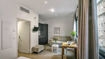 Estudio superior, para no fumadores | Ropa de cama de alta calidad, minibar y cortinas blackout