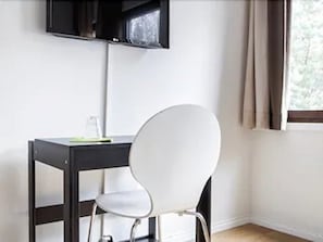 Allergikerbettwaren, Schreibtisch, Verdunkelungsvorhänge