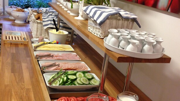 Ein reichhaltiges Buffet mit verschiedenen Speisen und Getränken.