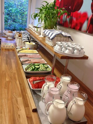 Un buffet proposant une variété de plats et de boissons.