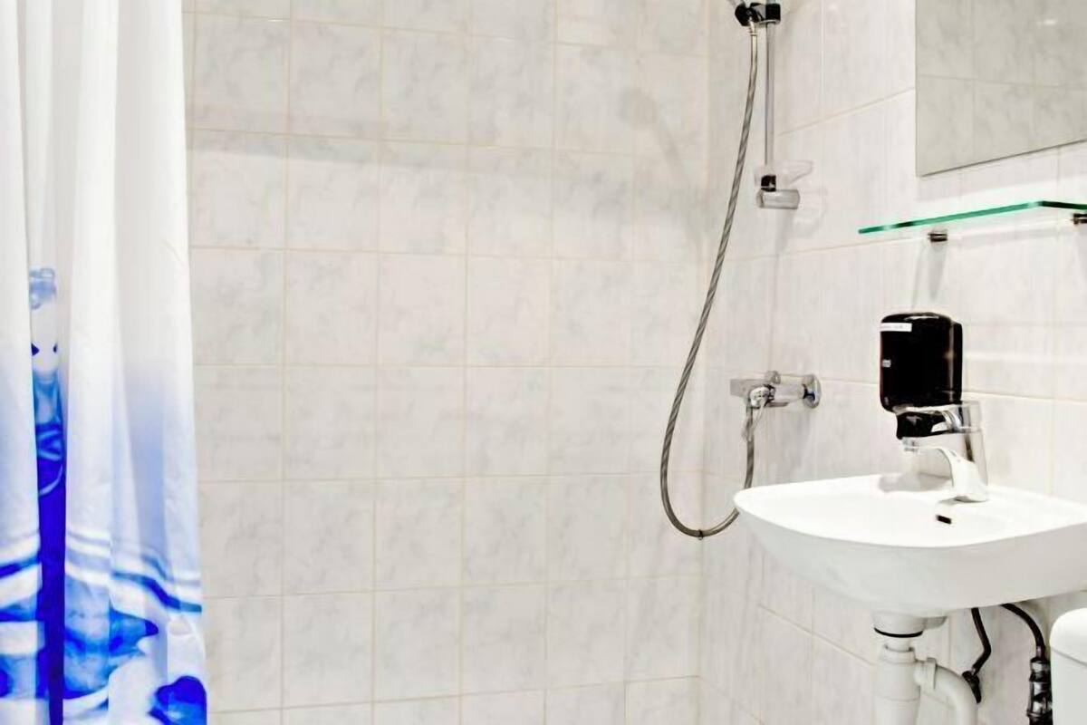 Dusche, kostenlose Toilettenartikel, Haartrockner, Handtücher