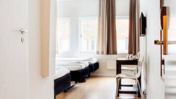 Triple Room | Hypo-allergenic bedding, desk, blackout curtains, iron/ironing board