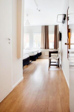 Quarto triplo | Roupas de cama antialérgicas, escrivaninha, cortinas blackout