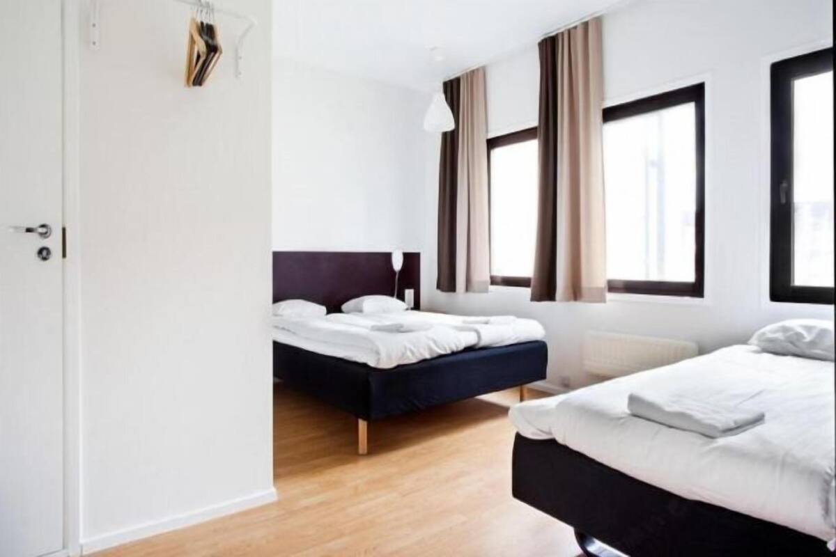 1 bedroom, hypo-allergenic bedding, desk, blackout drapes