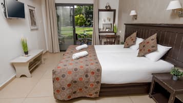 Habitación superior, vistas al jardín | Escritorio, cortinas opacas, cunas (de pago) y wifi gratis