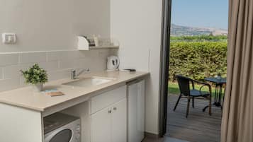 Habitación familiar, en la zona del jardín | Cocina básica privada | Frigorífico, microondas, cafetera o tetera y hervidor eléctrico
