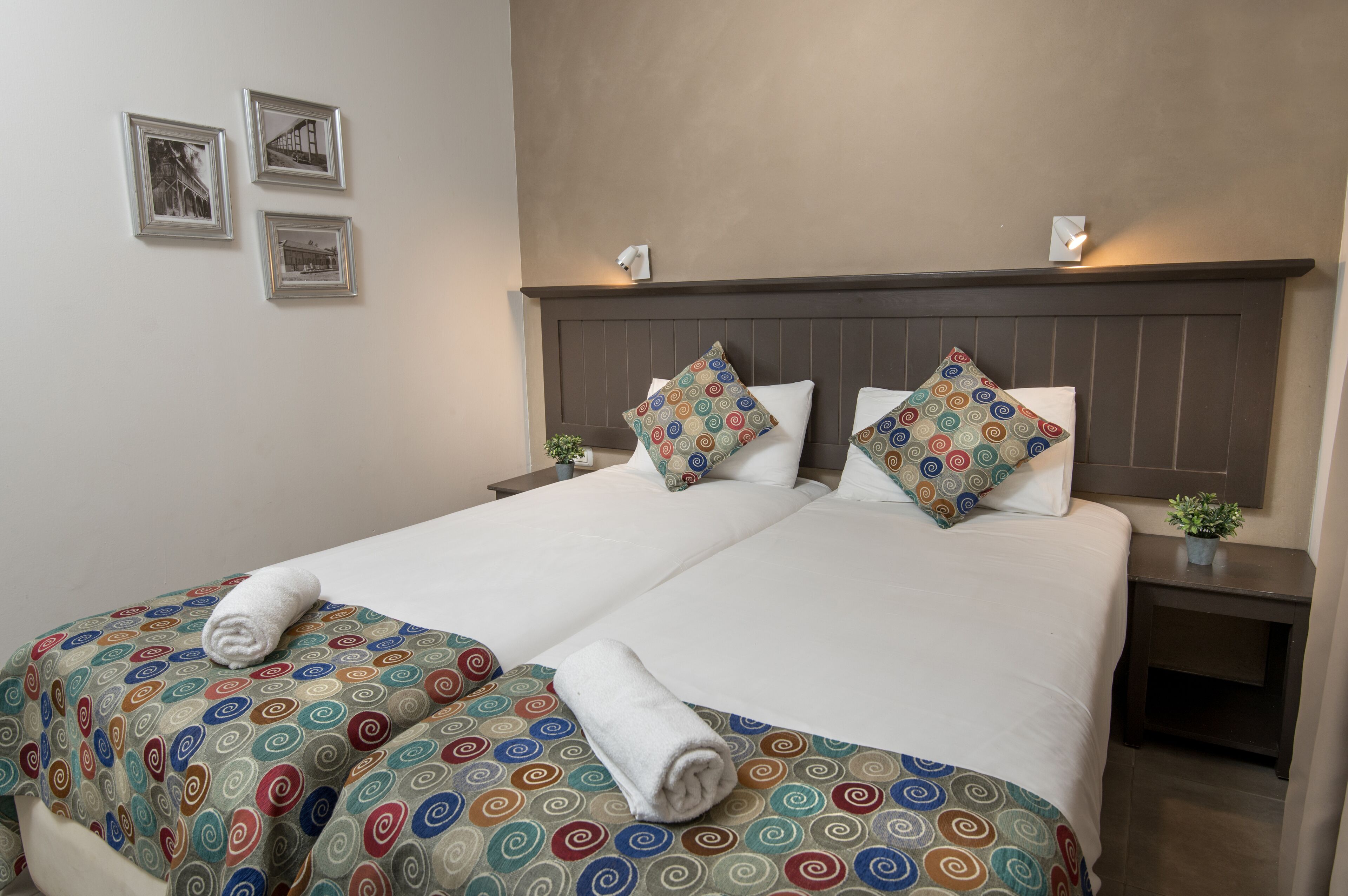 Escritorio, cortinas opacas, cunas (de pago) y wifi gratis