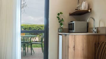 Habitación familiar, en el área del jardín | Escritorio, cortinas blackout, cunas y wifi gratis