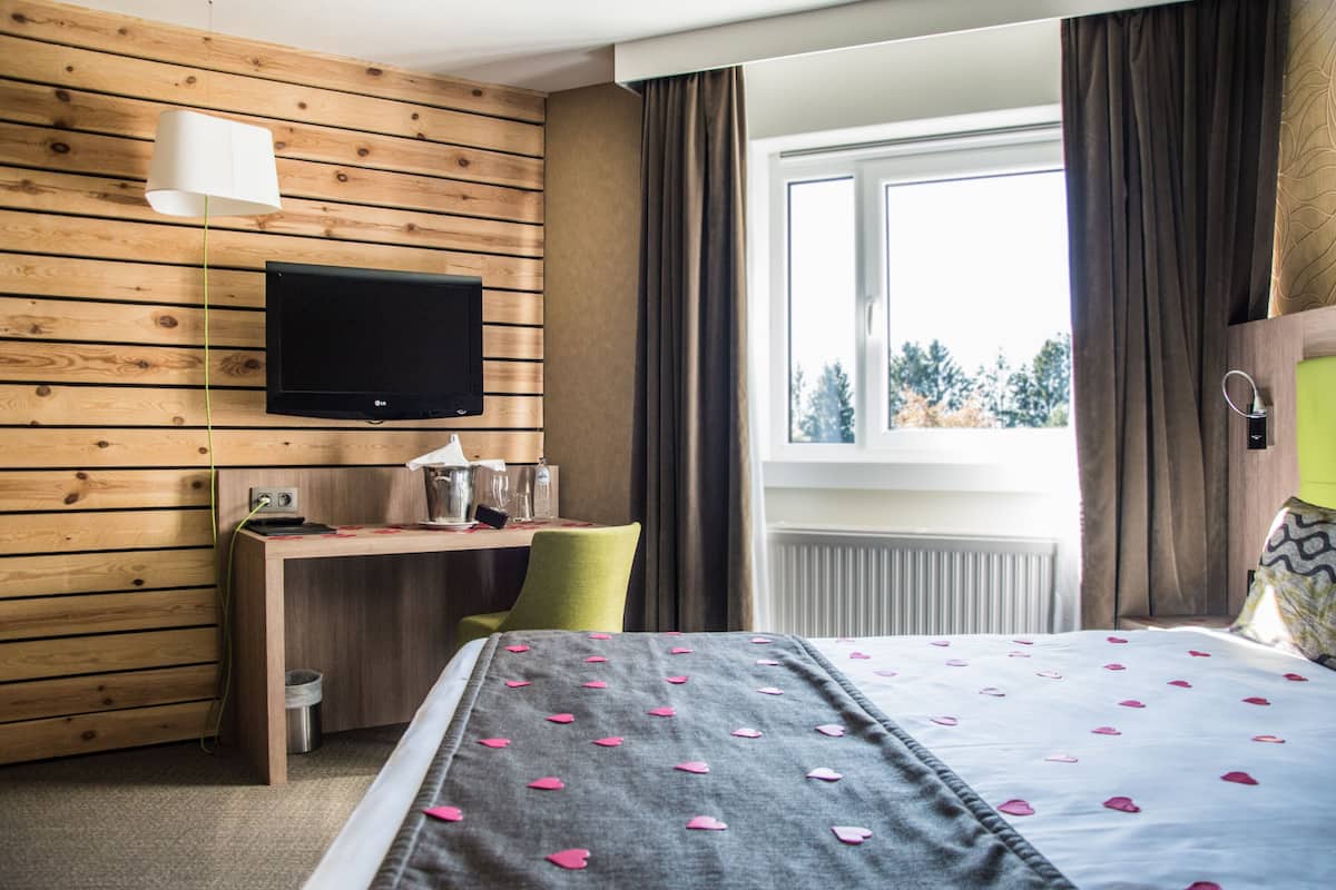 Premium bedding, in-room safe, desk, rollaway beds