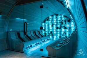 Salas de tratamiento para parejas, sauna y tina de hidromasaje 