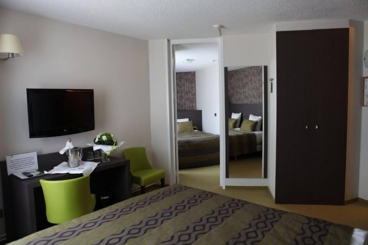 Family Room | Premium bedding, in-room safe, desk, rollaway beds