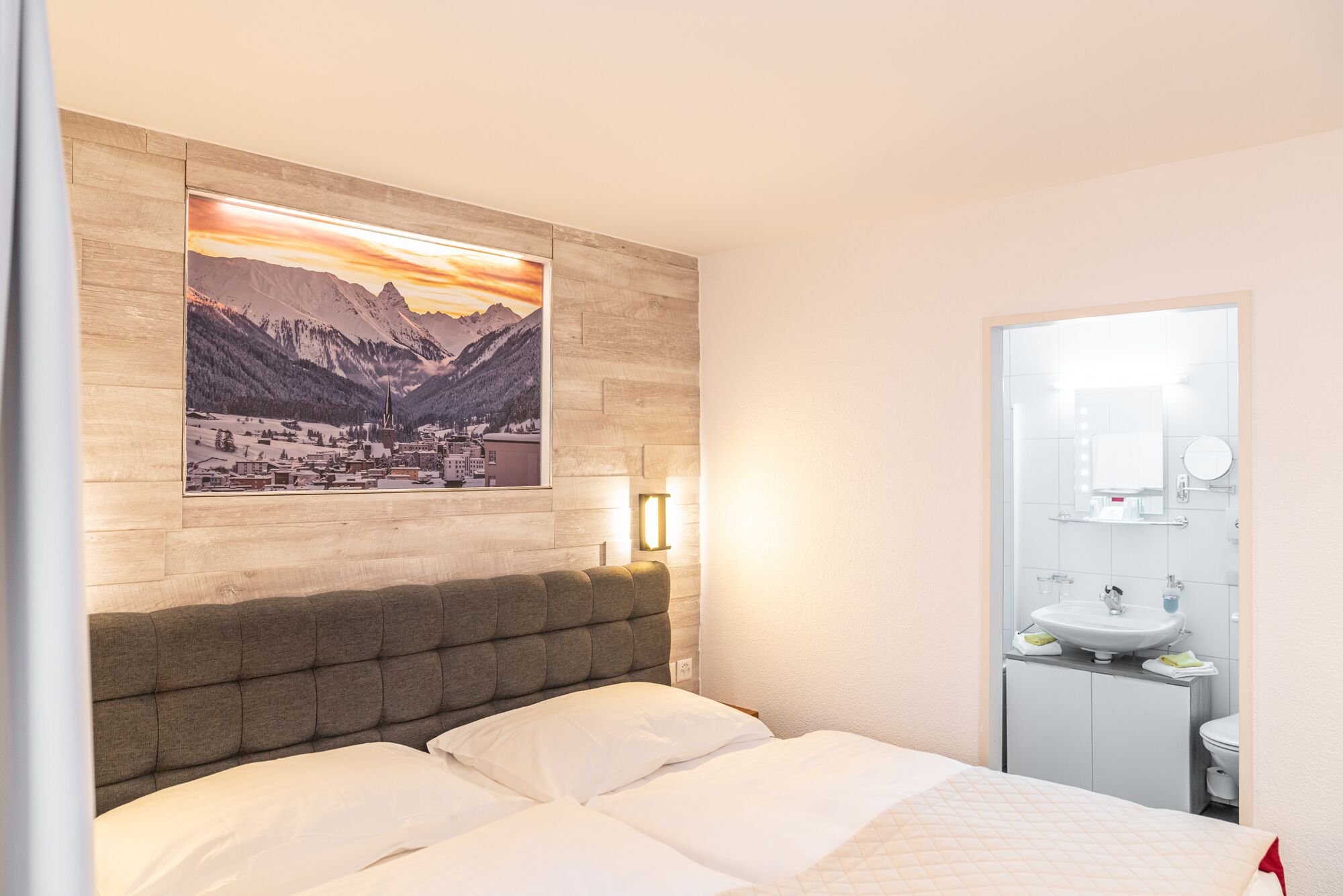 أغطية فراش متميزة وميني بار وخزنة داخل الغرفة ومكتب