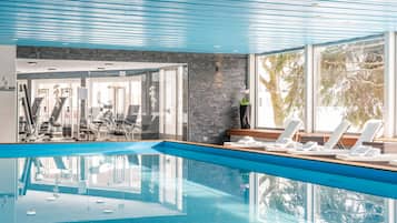 Innenpool, geöffnet von 07:00 Uhr bis 20:30 Uhr, Liegestühle